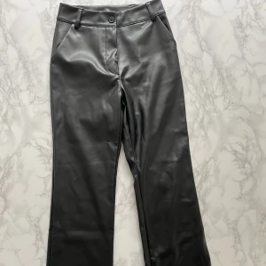 Madlady skinnbyxor - Fina skinnbyxor (fake), änvända vid ett fåtal tillfällen. Nypris 649 kr. Köparen står för frakten.