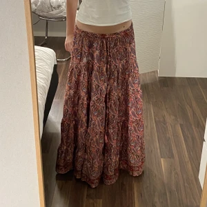 Lågmidjad Långkjol - Mönstrad Lågmidjad långkjol i storlek xs. Ny endast använd ett par gånger.