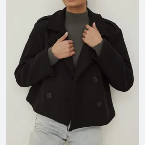 Svart kappa - Säljer min svarta kappa från nakd💗säljer då jag har liknande💕använd en vinter så i bra skick💕stl 36😍nypris 699