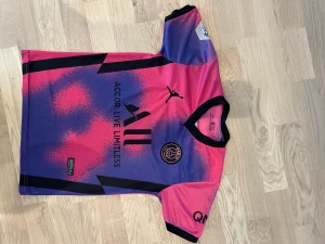 MBAPPE PARIS SAINT GERMAIN STRL 152 - MBAPPE nr 7 Paris saint Germain  Storlek 152 I nyskick 