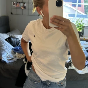 T-shirt  - Säljer denna Ralph lauren T-shirten som är i bra skick!