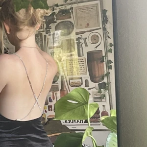 Svart festklänning med juveler backless - Backless svart tajt klänning i siden med vita glittriga stenar