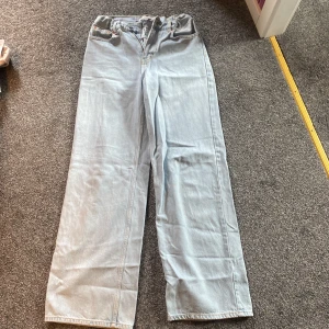 Jeans - Har tagit ett resårband vid midjan av byxorna, därför de ser lite konstiga ut men gjorde de då de var för stora men de är inget som påverkar storleken 