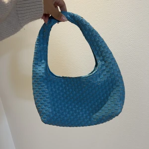 Handväska  - Från NA-KD. Använd fåtal gånger. Två fack inuti väskan, en med dragkedja och en ficka utan ☺️ ge gärna prisförslag 💗