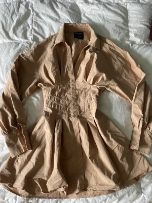 Väldigt snygg korsettinspirerad klänning - Supercool klänning som kommer vända blickarna mot dig. Tyvärr så saknas snöret i bak men det är nog ganska lätta att byta ut mot ett annat snöre. Frakt tillkommer om du inte vill mötas upp i Uppsala.❤️