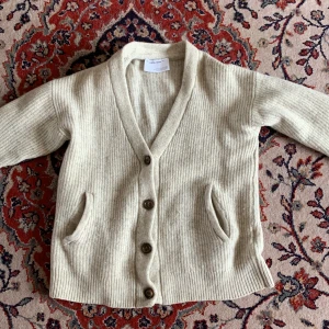 Kofta  - En kofta för 146-152, från design remix, bara använd några få gånger.