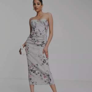 Oanvänd Silverfärgad och rosa, blommig midiklänning med bandeau-ringning och korsettdetalj