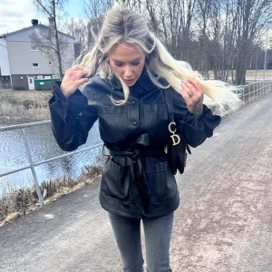 Läder jacka  - Läder jacka med knytning använd få gånger så den är i bra skick! 