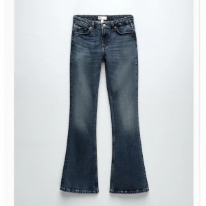Low rise Bootcut jeans  - Säljer dessa Bootcut jeansen från zara med låg midja. Det är slutsålda på hemsidan och nästan helt nya! 