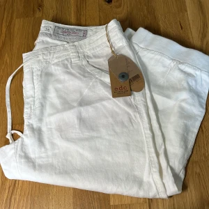 Esprit knickers - Knickers från esprit. Aldrig använda (lappen är fortfarande kvar). Luftigt material med resår vid knäna. Storlek: 38 Nypris: 499