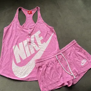 Jättefint set från Nike. Mjukt tyg i rosa. Ska se lite vintage ut. Väldigt lite använt. Jättemysig! Storlek XL. Kan även passa som oversize till någon med mindre storlek. 