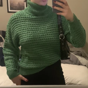 Grön stickad tröja  - Skön och fin stickad tröja, använd ett fåtal gånger. Härlig grön färg!