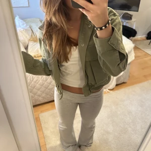 Jeansjacka - Snygg grön jeansjacka från Zara, kommer inte till användning längre. Den är i fint skick och croppad i modellen 💞