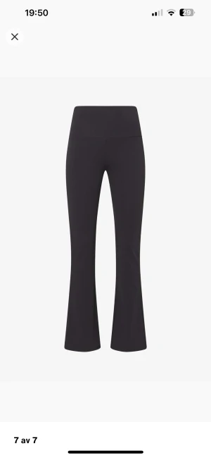 Utsvängda träningsbyxor  - Nyköpta träningsbyxor super sköna och snygga. Sitter jätte skönt över magen med den höga midjan och är jätte sköna. Dom är aldrig använda då jag fick hem dom och de var för korta ( jag har väldigt långa ben). 