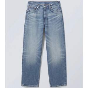 Säljer dessa snygga weekday jeans, har använts få gånger och är i väldigt bra skick💕passar både för tjejer och killar och är i str 32/34 🥇är den perfekta baggy fiten ifall man vill.350+ frakt. Den har en liten fläck inne i jeansen som inte syns på utsidan