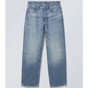 Weekday jeans  - Säljer dessa snygga weekday jeans, har använts få gånger och är i väldigt bra skick💕passar både för tjejer och killar och är i str 32/34 🥇är den perfekta baggy fiten ifall man vill.350+ frakt. Den har en liten fläck inne i jeansen som inte syns på utsidan