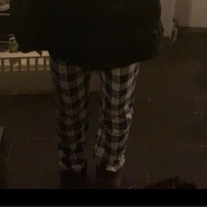 Pyamas byxor - Säljer ett par pyamas byxor från kappahl i stl S. Passar mig som är 165. Inga defekter och i fint skick. Säljer för 129 plus frakt