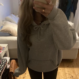 Hoodie - Grå hoodie från bikbok med nypris 400kr. Använd några gånger, fint skick⭐️