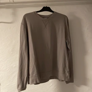 Arket tröja - Tjena! Säljer nu denna tröjan för att den krympte i tvätten. Så den passar M om inte pytte lite större. Köpte för 500 men säljer för 235. Skick 8/10