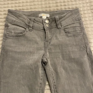 Gina tricot lågmidjade jeans  - Lågmidjade jeans ifrån gina tricot kids, passar en person som är mellan 146/158 cm lång