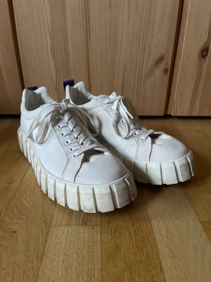 Eytys Odessa Canvas - Säljer mina knappt använda eytys odessa canvas i storlek 44. Komplett med låda och tjocka snören.