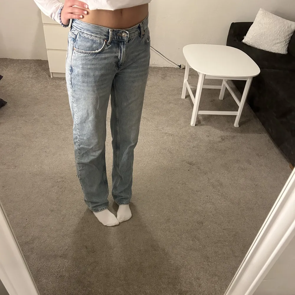Nu säljer jag dessa Low waist jeans från Gina Tricot som tyvär inte kommer till användning. Dom är använd ett fåtal gånger så dom är i jätte fint och bra skick. Tveka inte på att höra av dig!💕. Jeans & Byxor.