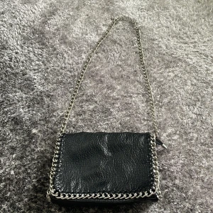 Tiamo väska  - Säljer denna väskan som är köpt i ny pris som kostade 499kr. Säljer den nu för 150 kr. Frakten betalar ni och ifall man vill mötas upp finns jag vid tc eller i stan.