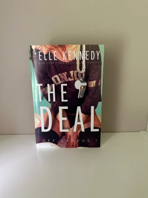 The Deal av Elle Kennedy  - Första boken i serien. Detta är hennes egna utgåva av denna bok så tror den ej säljs längre, alltså just denna utgåva. 