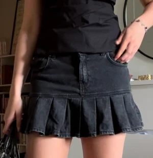 Jeanskjol volang - Cool jeanskjol från bershka i storlek M🖤endast använd ett fåtal gånger!