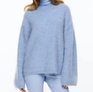 Stickad mohairmix tröja  - Så fin blå tröja i felfritt skick! 💕💖🐠 Strl M och sitter lagom oversize på mig som brukar ha S i överdelar 🫶