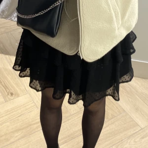 Volangkjol  - Jättefin svart volangkjol med små prickar!🩷 Bra skick! 