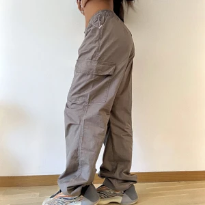 Parachute pants - Nyskick provade 1 gång säljer pga försmå. Storlek 40 men sitter som en 38, passar om du är mellan storlekarna 36-40 beroende på hur du vill att passformen ska sitta, små i storleken! Köpta från en fransk sida  Nypris 600kr