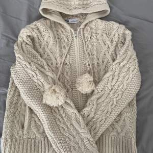 Stickad zip hoddie/ tröja. Aldrig använd så därför är den i nyskick. Passar perfekt till hösten och vintern. Den är även väldigt unik och slutsåld på zara.