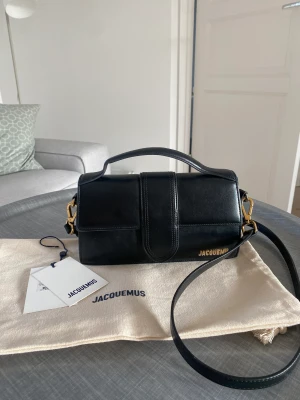 Jacquemus väska  - Säljer min Jacquemus Grand bambino väska köpt på Miinto för ca 8000. Kvitto medföljer. Säljs för ett mycket billigt pris då bokstaven ”S” i loggan ramlat av. 