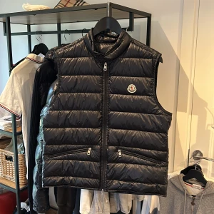 Moncler gui - Moncler gui i kanon skick, 9/10. Navy i storlek 3, motsvarar M/L. Nypris 7800 mitt pris 3500, bara att skriva vid frågor eller funderingar! :)
