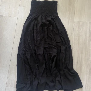 Långkjol - Svart långkjol som jag köpte här på plick men som tyvärr var för kort för mig (är ungefär 170-171)❤️