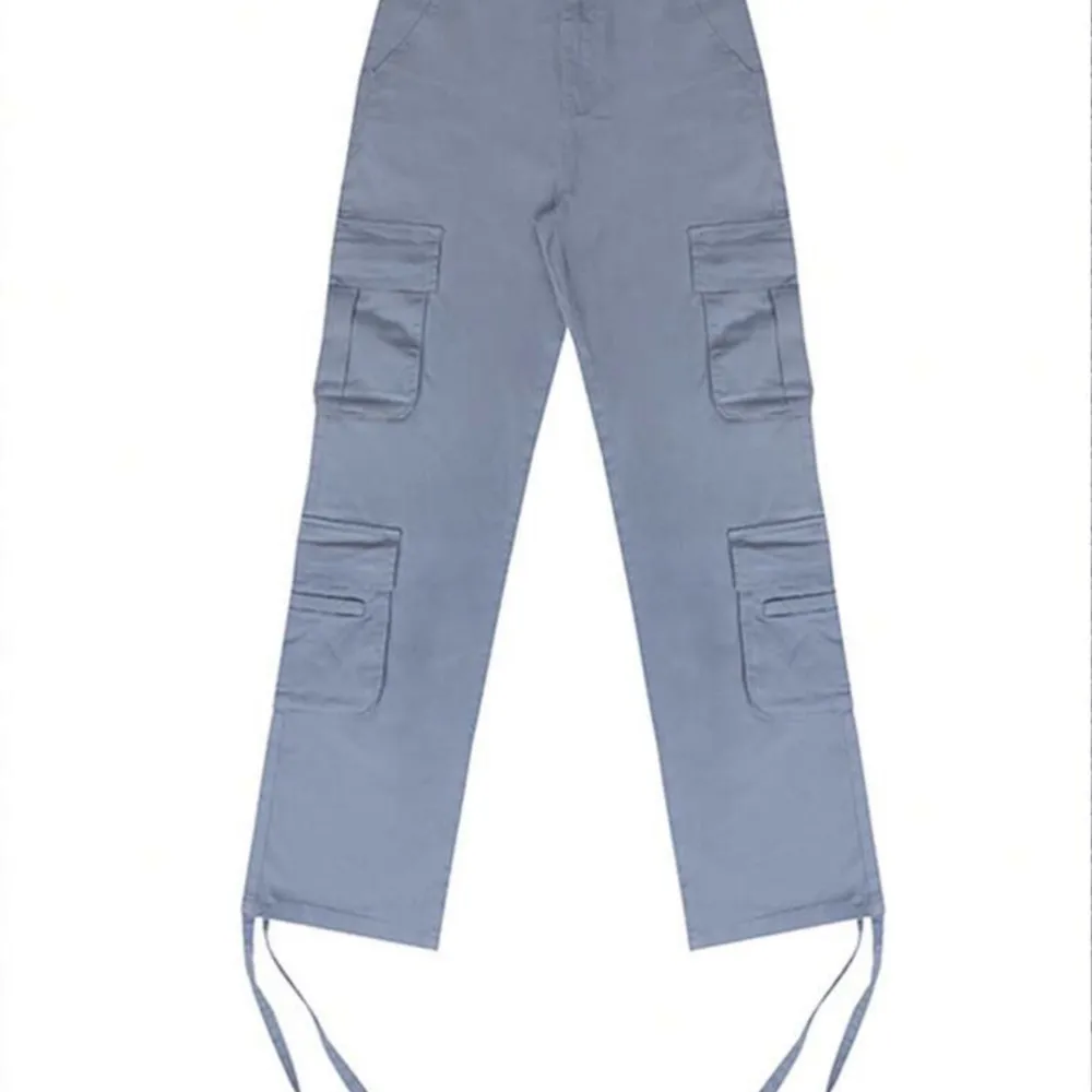 EXTREMT snygga gråa cargos!! Helt nya och oanvända som är fett fina!! Jag köpte tyvärr fel storlek men dem funkar perfekt för precis allt och speciellt i Sveriges toppen väder nu🙈köptes för 309kr. Jeans & Byxor.