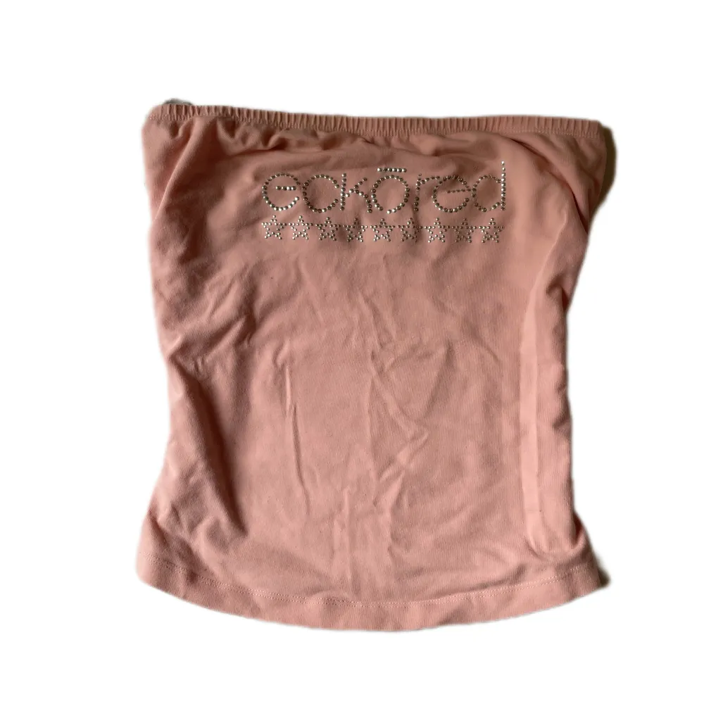 Shoulderless fint rosa vintage linne med stenar på framsidan. Har även tyg över bröstet så man behöver inte ha bh! (EN ANING NOPPRIG)💞 passar XS & S. Toppar.