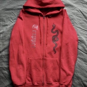 Trapper snake hoodie - Tröja, stl. M, Herr Hoodie från MadeByTrappers i röd färg. Varsamt använd och i fint skick. Inga stenar/kristaller saknas.  Pris: 400kr Kan skickas mot fraktkostnad. 