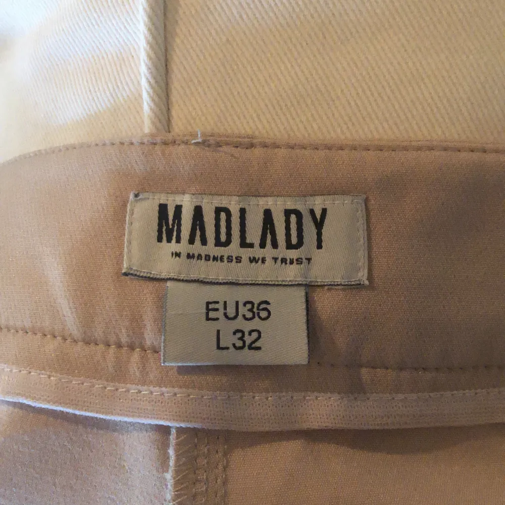 Ljus beiga kostymbyxor från Madlady i storlek 36 längd 32. Jag är 174cm. Använda vid fåtal tillfällen så är i mycket fint skick. Köparen står för frakt. Jeans & Byxor.