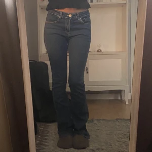 Midrise jeans - Säljer  mörkblåa midrise jeans. Storleken är xs/s, och jag vet dessvärre inte var dem är ifrån. De är ganska stretchiga och väldigt sköna att ha på sig. De sitter ganska bra i längden på mig som är 160 cm, kanske möjligtvis en aning långa. Bra skick!