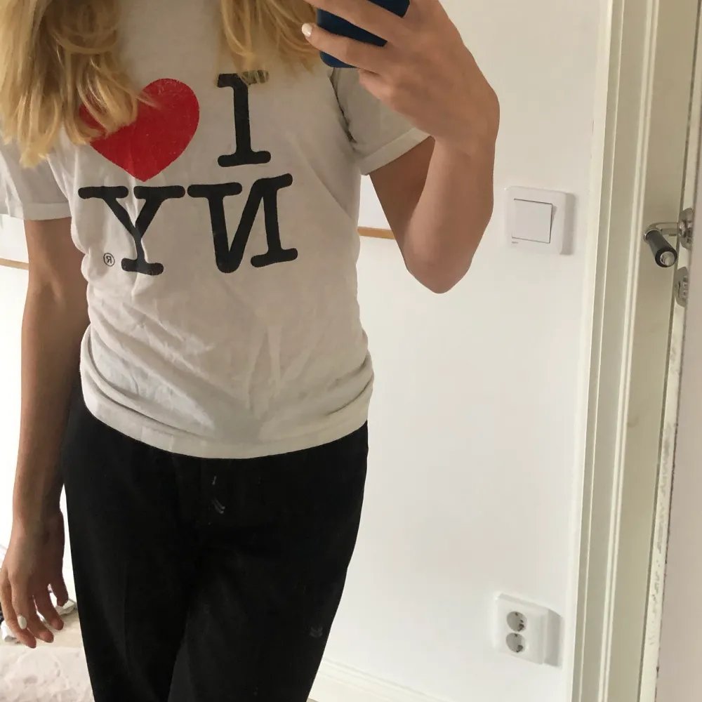 Säljer min I ❤️ NY t shirt pga att den tyvärr inte kommer till användning. Den är i storlek M men passar mig bra med strö XS/S. Tröjan är i bra skick, inga defekter eller hål, priset kan diskuteras❤️❤️. T-shirts.