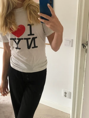 Y2k t shirt - Säljer min I ❤️ NY t shirt pga att den tyvärr inte kommer till användning. Den är i storlek M men passar mig bra med strö XS/S. Tröjan är i bra skick, inga defekter eller hål, priset kan diskuteras❤️❤️