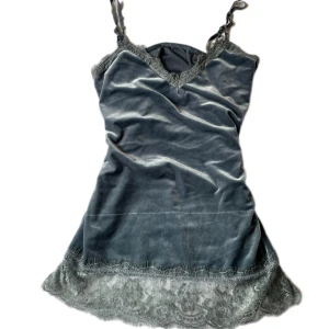 blått linne - Vintage blått linne i ”luddigt” varmt material. Linnet har fransar längst ner och dubbelt tyg så man behöver ej ha bh💋