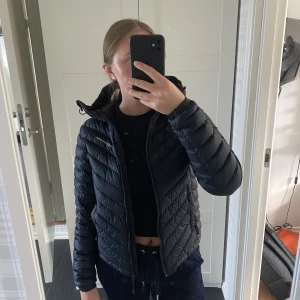 Peak performance jacka - Säljer min jacka som är i jätte bra skick, väldigt sparsamt använd. Pris kan gå att diskutera då jag behöver bli av med den för den är lite för liten för mig. Kom privat för fler frågor eller bilder☺️