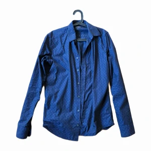 Skjorta - prickigt mönster. Säljer billigt som vanligt 🤑 condition 8/10. Storlek S/mindre M.