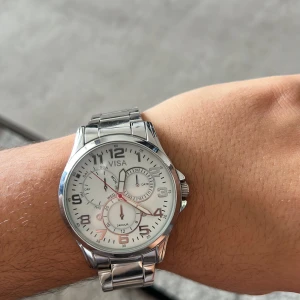 Visa klocka - Visa stainless steel case back klock. Oanvänd med ett dött batteri som kan bytas senare. OBS vet inte storleken riktigt men det verkae vara en storstorlek