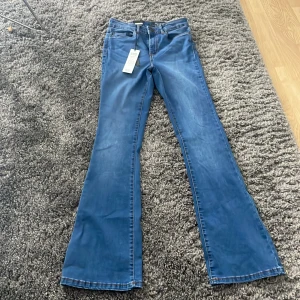 Blåa bootcut jeans  - High Waist, Blåa jeans i bra skick, Aldrig använt