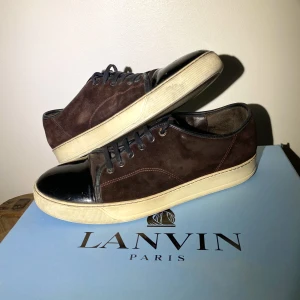 Lanvin Cap Toe Sneaker Vinröd  - Hej, säljer ett par schyssta Lanvin Cap Toe Sneaker i vinröd färg. Skorna är i använt skick men kan nog fixas till ganska mycket (har ej försökt). Finns några defekter (finns i DM) Size 10=44/45. Nypris 4000kr. Pris inte hugget i sten. Hör av dig!