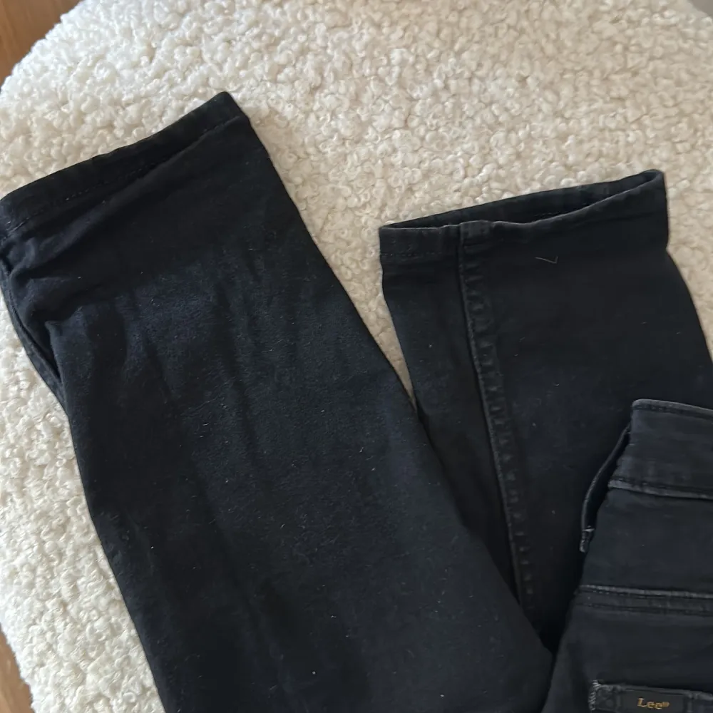 Svarta lee jeans, använda Max 10 gånger. Storlek 27. . Jeans & Byxor.